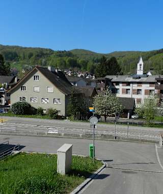 Bereits bei der Bushaltestelle Mitteldorf in Zeiningen erblicken wir die ersten von zahlreichen blauen Wegweisern des Fricktaler Höhenwegs.