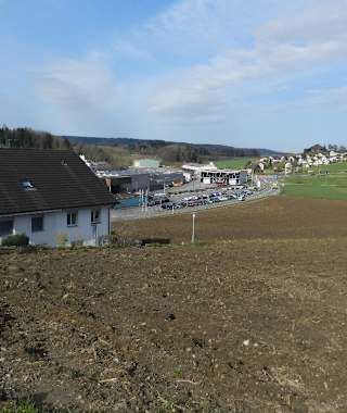Vom am Ortsrand gelegenen Bahnhof Niederweningen in den Urbligsteig und durch ruhige Quartierstraßen hinauf zum Waldrand.
