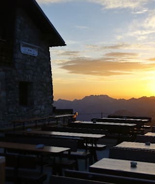 Sonnenaufgang bei der Fiderepasshütte.