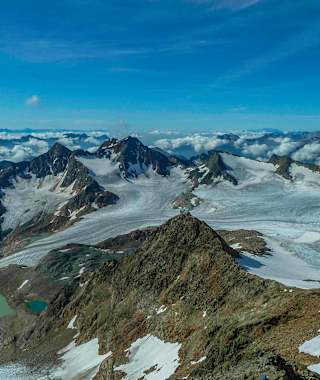 Wunderschöner Tiefblick vom Südgrat des Wilden Freigers auf das Becherhaus.