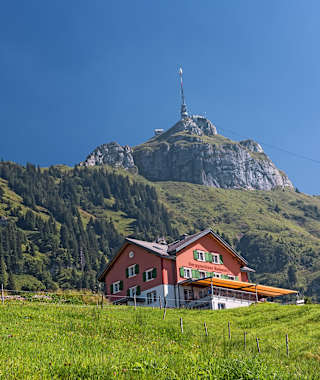 Blick auf das Berggasthaus Ruhesitz, im Hintergrund der Hohe Kasten