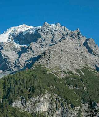 Die Berglhütte liegt auf einem Absatz am Fuße des Ortlers.