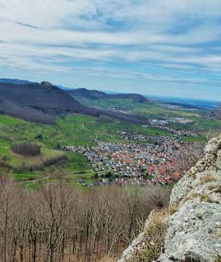 Tiefblick vom Beurener Fels auf Beuren