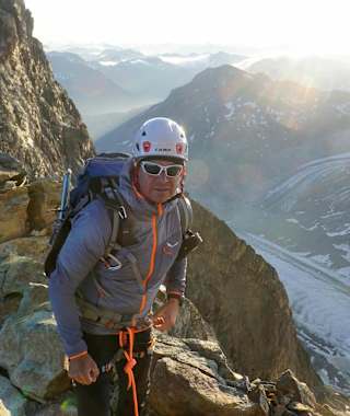 Fuorcla Prievlusa, Steigeisen ausziehen und bereit machen für den Felsgrat.