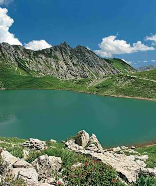 Der Engeratsgundsee, links das »Türle«.