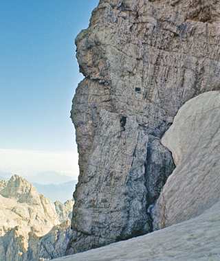 Über steile Felsen führt die „Via delle Bocchette Centrali“ aus der Bocca degli Armi zur Höhe.