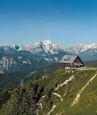 Die Kahlkogelhütte mit Blick in die Julischen Alpen.