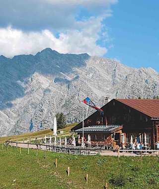 Die Gotzenalm vor der Watzmann-Ostwand.