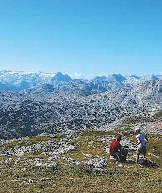 Auf dem Schneibstein; hinten links die Übergossene Alm.