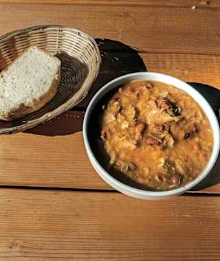 Unser Lieblingsessen in Slowenien – der Sauerkraut-Bohnen-Eintopf »Jota«.