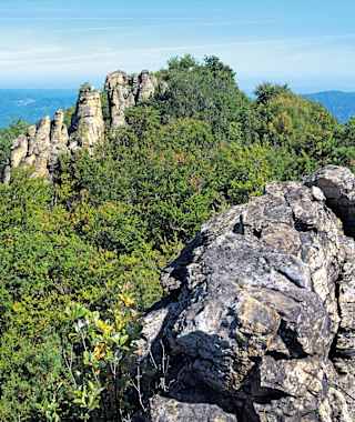 Wilde Felsformationen gesehen vom Gipfel der Hirschwand.