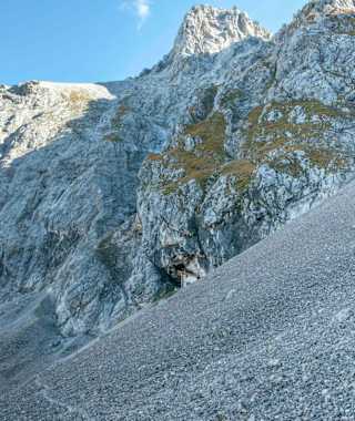 Die Breitenkopfhütte duckt sich an die Felswand des Breitenkopfes.