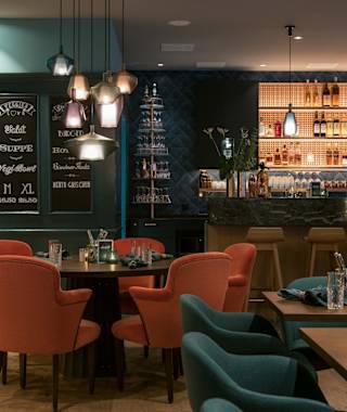 Perfekt entspannen kann man nach der Tour in der Bar des Hotels Schweizerhof in Lenzerheide