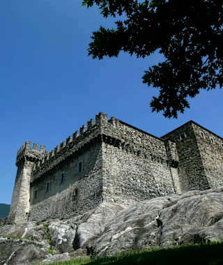 Die Festung Sasso Corbaro bietet einen herrlichen Blick auf die Stadt.