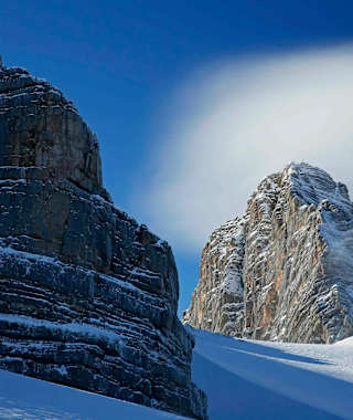 Der mächtige Gipfel des Hohen Dachsteins vom Föhn umspielt