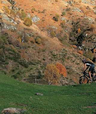 Die Tour führt durch die gewaltige Tessiner Natur