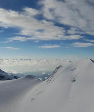 Beim Aufstieg zum Castor (rechts) lohnt es sich, innezuhalten und den Blick über die umliegenden Bergwelt schweifen zu lassen.