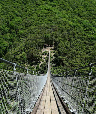 Die Tibetische Brücke bietet Action und Aussicht. 