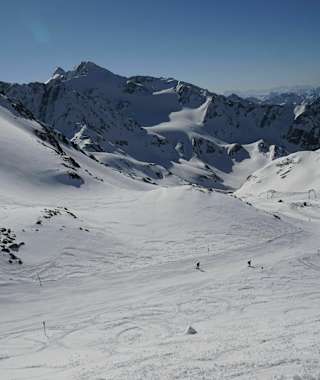 Abfahrt von der Bergstation Schaufeljoch entlang der Piste zur Talstation des Schleppliftes, wo man den gesicherten Skiraum verläßt und durch eine Mulde zum Anfellplatz am Beginn des Pfaffenferners gelangt. Die Aufstiegsspur Richtung Pfaffenjoch ist tw. sichtbar, ebenso wie die markante Silhouette des Zuckerhütl.