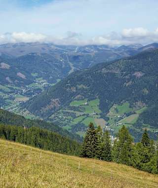 Das Tal erstreckt sich von Ost nach West und zu beiden Seiten erheben sich die Nockberge