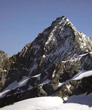  Der Dent-Blanche-Südgrat im Überblick. Nach dem Grossen Gendarm folgt der Abschnitt mit den vielen kleinen Türmen. Hier spielen sich oft Szenen von überforderten Alpinisten ab, die sich trotz abgesicherter Route versteigen und irgendwo in den Flanken herumturnen.