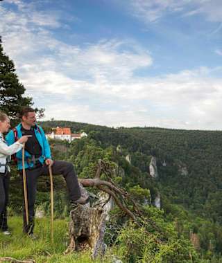 Donauberglandweg - Wanderer am Bandfelsen