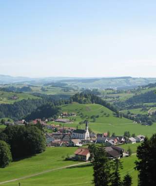 Blick vom Äbnetwald zurück nach Doppleschwand, dem Startort des Höhenweges