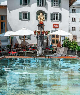 Gasthaus mit Brunnen in Versam