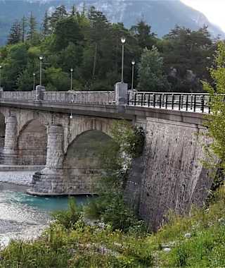 die Fella-Brücke nach Moggio Udinese – dahinter Ausläufer des Monticello