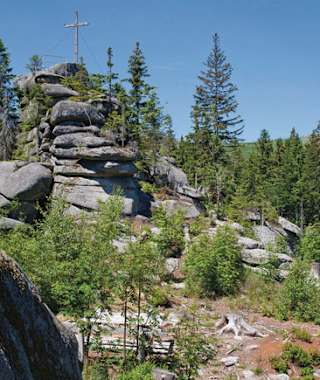 Teufelsschüsseln am Steinberg mit Gipfelkreuz