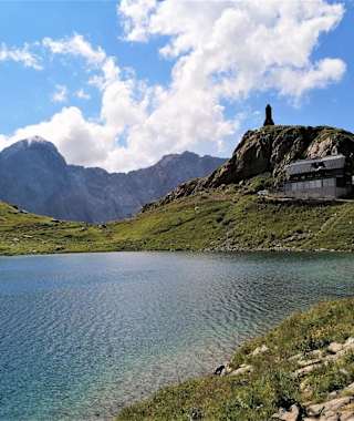 Wolayersee Hütte – dahinter das Biegengebirge 