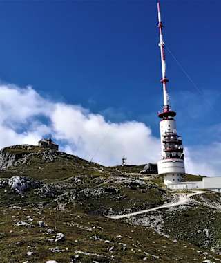 Knappenkirche (li.), Richtfunkanlage, Gipfelhaus Dobratsch und Sendeanlage