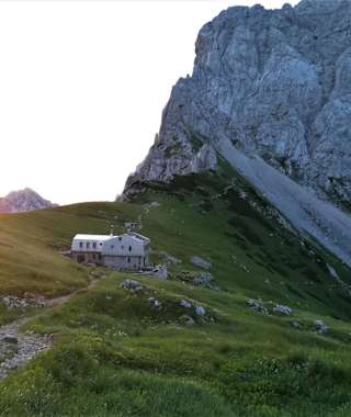 Kamniška koča mit Planajava - Morgensonne