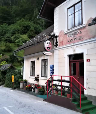 bei Bus- oder Taxientscheidung - Start zur 7. Etappe beim Gh. Kanonier