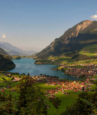 Blick vom Brünigpass auf den Lungerersee