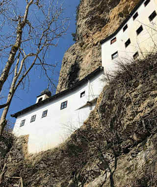 Die Einsiedelei St. Georg klebt am Felsen