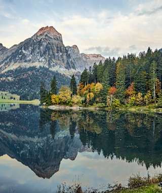 Der Obersee eingebettet in die bunten Herbstwälder