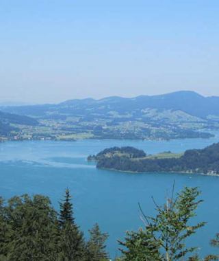 Blick von der Eisenauer Alm auf Mondsee und Drachenwand