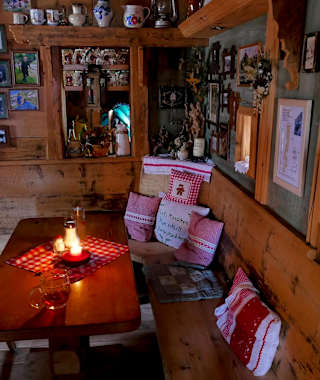 Die gemütliche Stube der Hochmölbinghütte
