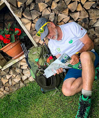 Kurze Rast und Zeit für eine Orientierung auf der Wanderkarte.