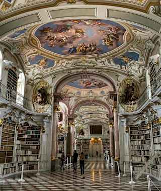 Die berühmte Klosterbibliothek des Stiftes Admont