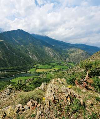 Blick beim Aufstieg nach Dorve hinab ins Vall d’Àneu und auf den Pantà de la Torrassa.