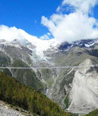 Schweben über dem Nichts vor atemberaubender Kulisse - die 494 m lange Charles Kuonen Hängebrücke