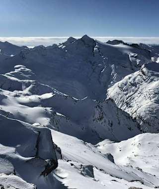 Panoramablick vom Gipfel des Fanellhorns