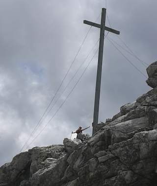 Das große Gipfelkreuz am Föllakopf