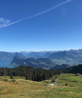 Von der Bergstation Fräkmüntegg über die Alp Gschwänd nach Hergiswil