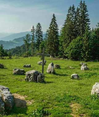 Die Lichtung mit dem Kreuz zwischen Riedlhütte und Gaudeamushütte.