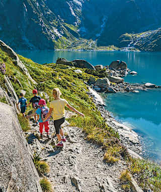 Durchwegs spannend ist der Weg entlang des Gelmersees.