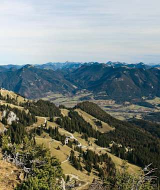 Blick über das Isartal in die Bayerischen Vorberge.