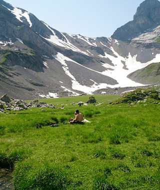 Die Glattalphütte umgeben von den Gipfeln der Glarner und Schwyzer Alpen